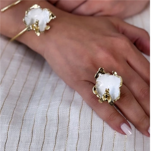 The white bee ring